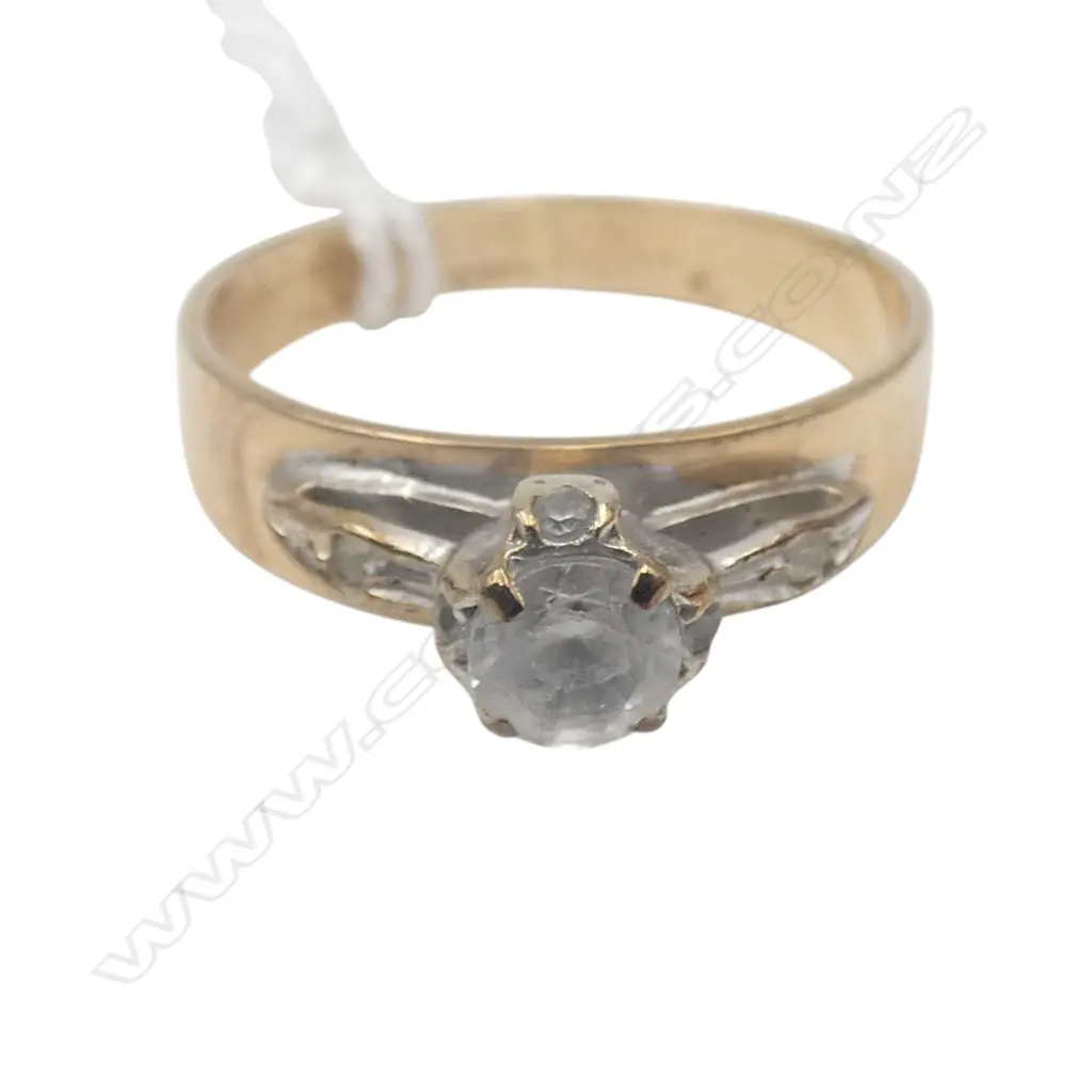 9ct WHITE STONE SOLITAIRE RING, 3gms SIZE P (stone abraded) Image 1++