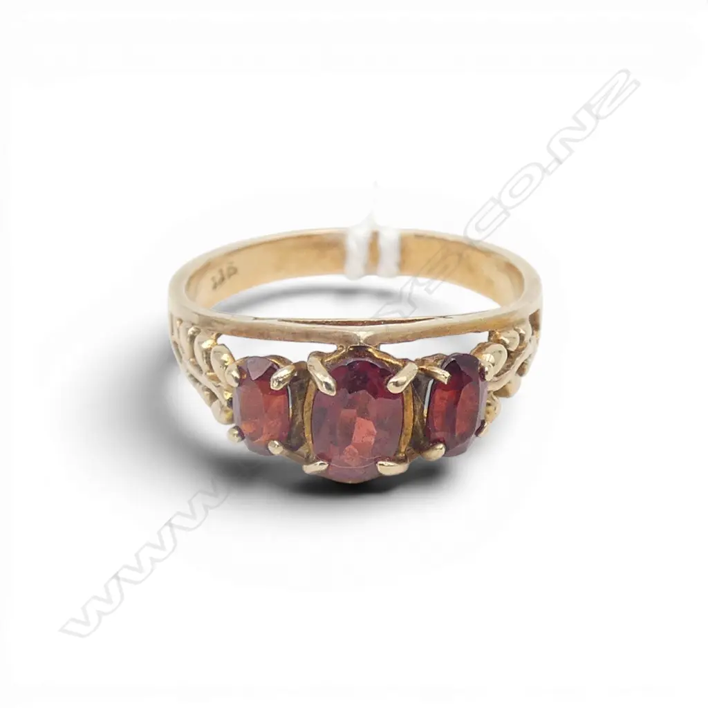 9ct GOLD 3 GARNET RING 2.8gms SIZE N Image 1++