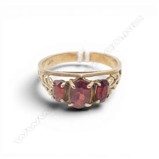 9ct GOLD 3 GARNET RING 2.8gms SIZE N