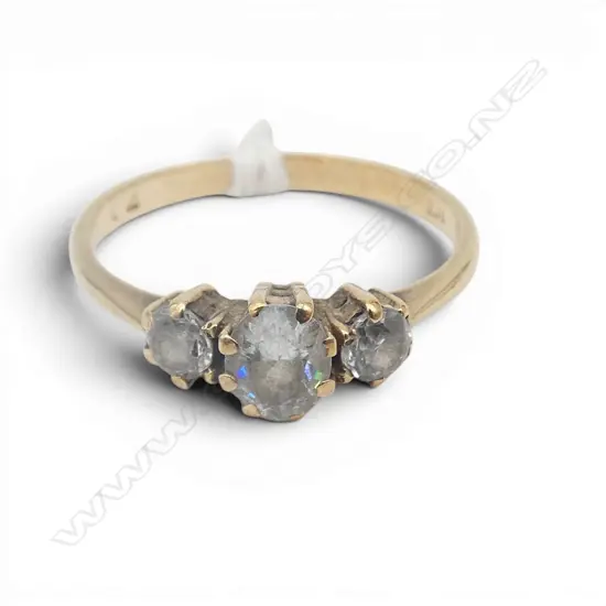 9ct GOLD & 3 CZ STONE in RING 1.58gms SIZE K (stones worn)