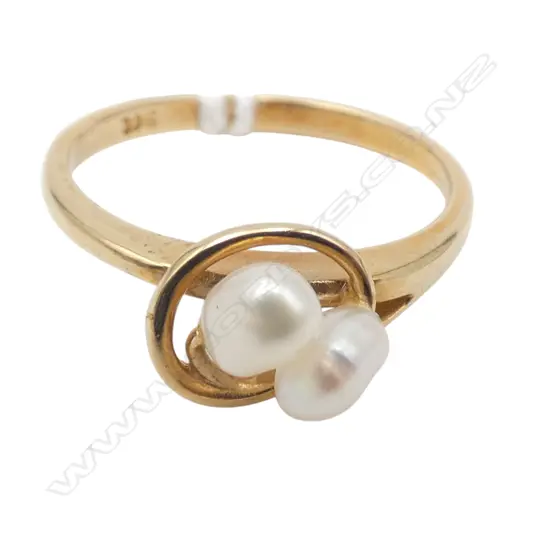 9CT GOLD & 2 PEARL RING 2gms SIZE N