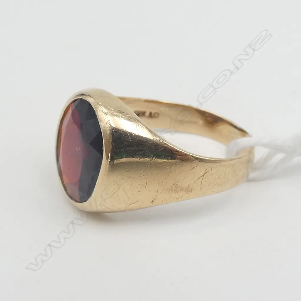 9CT GOLD & GARNET SIGNET RING 4.6GMS  SIZE S Image 1++