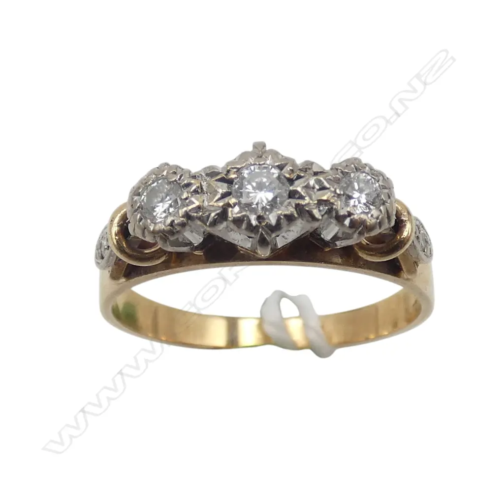 9ct GOLD THREE DIAMOND RING, d=0.20ct, 3gm SIZE N Image 1++