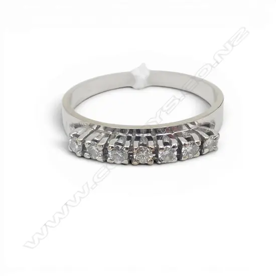 18CT WHITE GOLD &  7 STONE DIAMOND RING 2.7GMS SIZE M