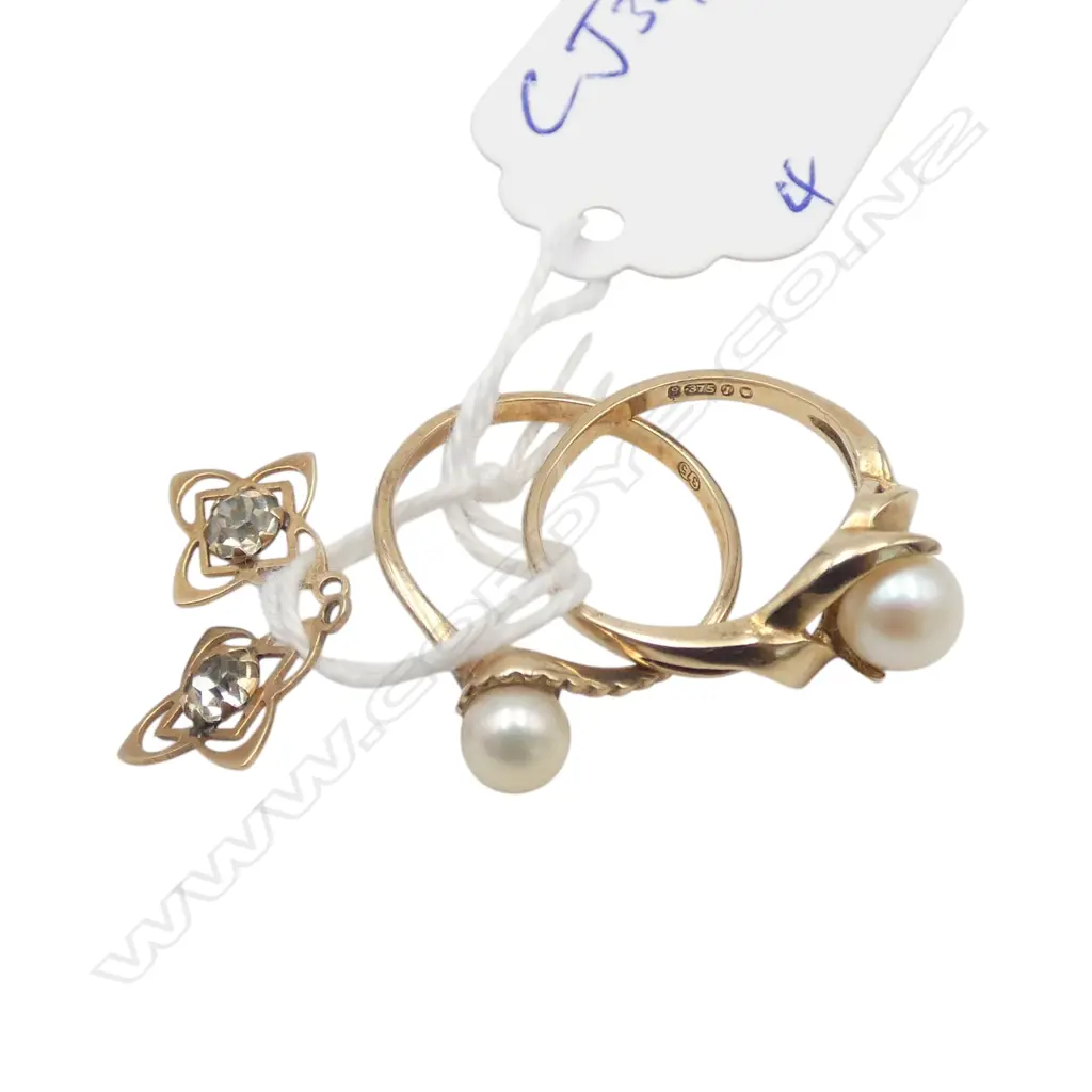 2 9ct GOLD & CULTURED PEARL RINGS + 2 small 9ct GOLD & GEM CHARMS 4.2gms Image 1++