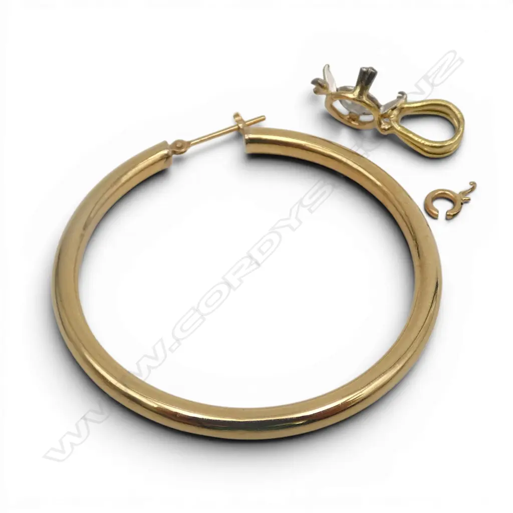 3 PCES 18CT SCRAP GOLD; HOOP EARRING, 40mm dia 2.2gms + 2 OTHER 1.5gms Image 1++