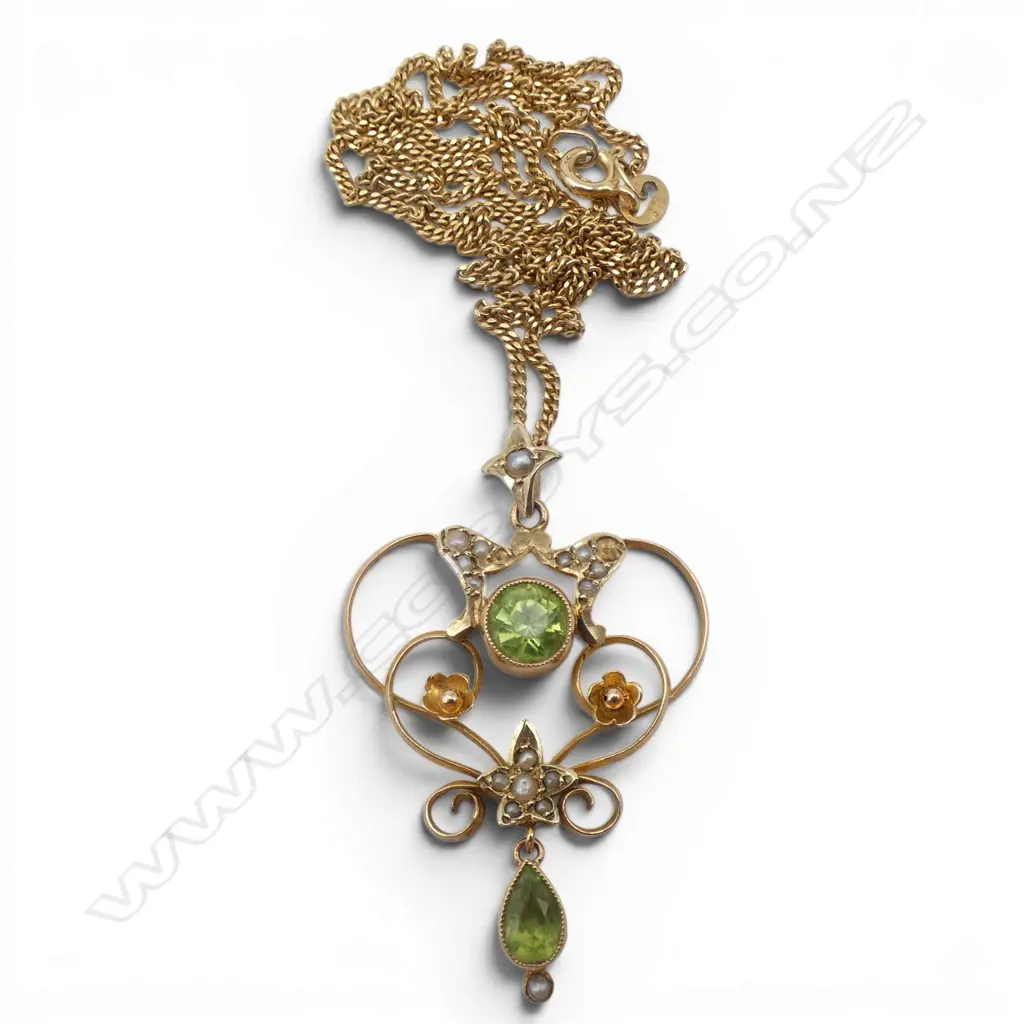 9CT GOLD SEED PEARL & PERIDOT PENDANT ON 9CT GOLD CHAIN 50cm 5.3GMS TWO SEED PEARLS MISSING Image 1++