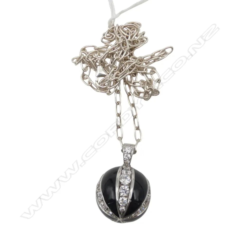 S/SILVER & ENAMEL BALL PENDANT ON S/SILVER CHAIN TOTAL WEIGHT 23.5GMS Image 1++