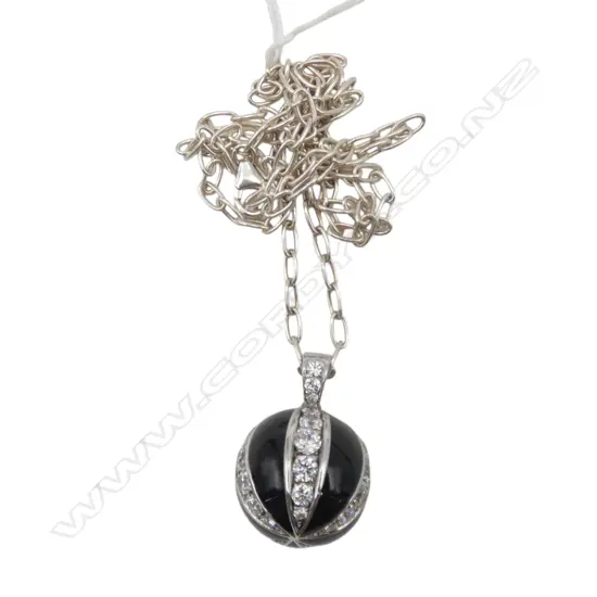 S/SILVER & ENAMEL BALL PENDANT ON S/SILVER CHAIN TOTAL WEIGHT 23.5GMS