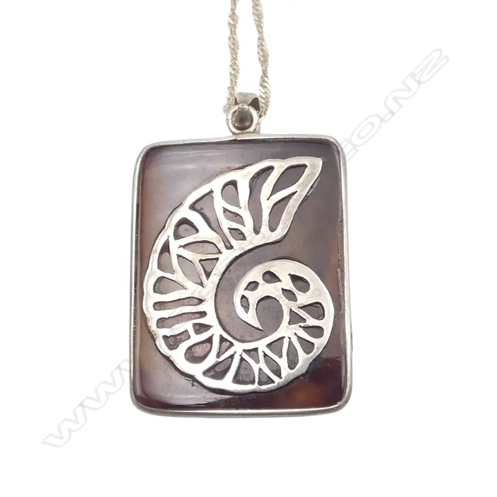 PAUA BLISTER PEARL MOP & TOURTISHELL S/SILVER PENDANT ON S/SILVER CHAIN Image 1++
