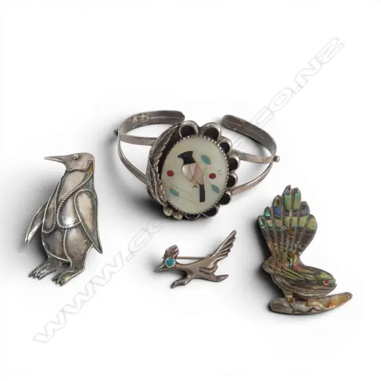 4 VINTAGE BIRD JEWELLERY ITEMS: brooches: silver penguin + silver roadrunner + silver cuff + paua fantail brooch 