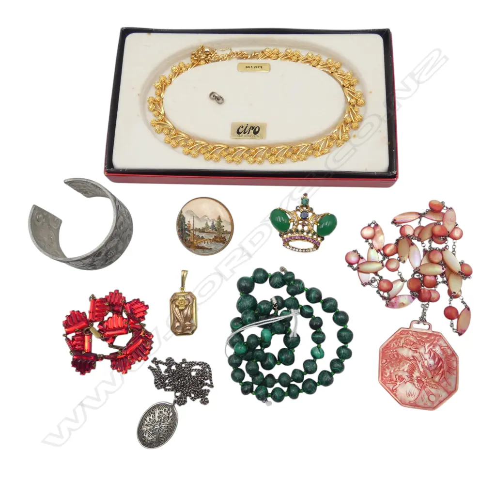 ASST. COSTUME JEWELLERY INCL. MALACHITE BEAD NECKLACE L.610mm Image 1++
