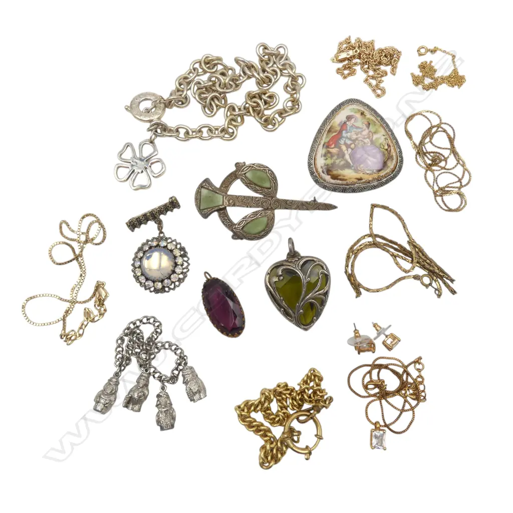 COSTUME JEWELLERY INCLUDES COPY NECKLACE Image 1++