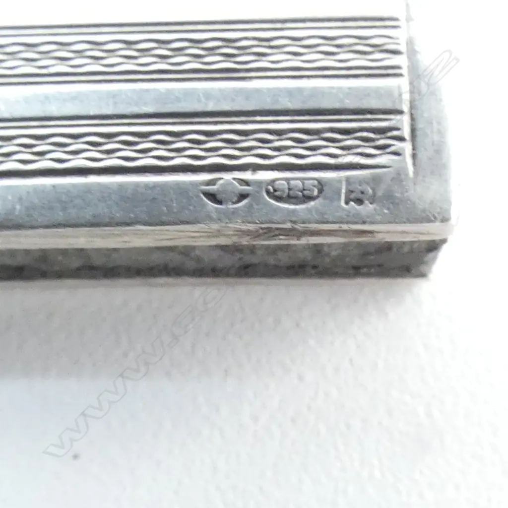 STG SILVER machine engraved VESTA STRIKER London 1933. 9.2gms Image 1++