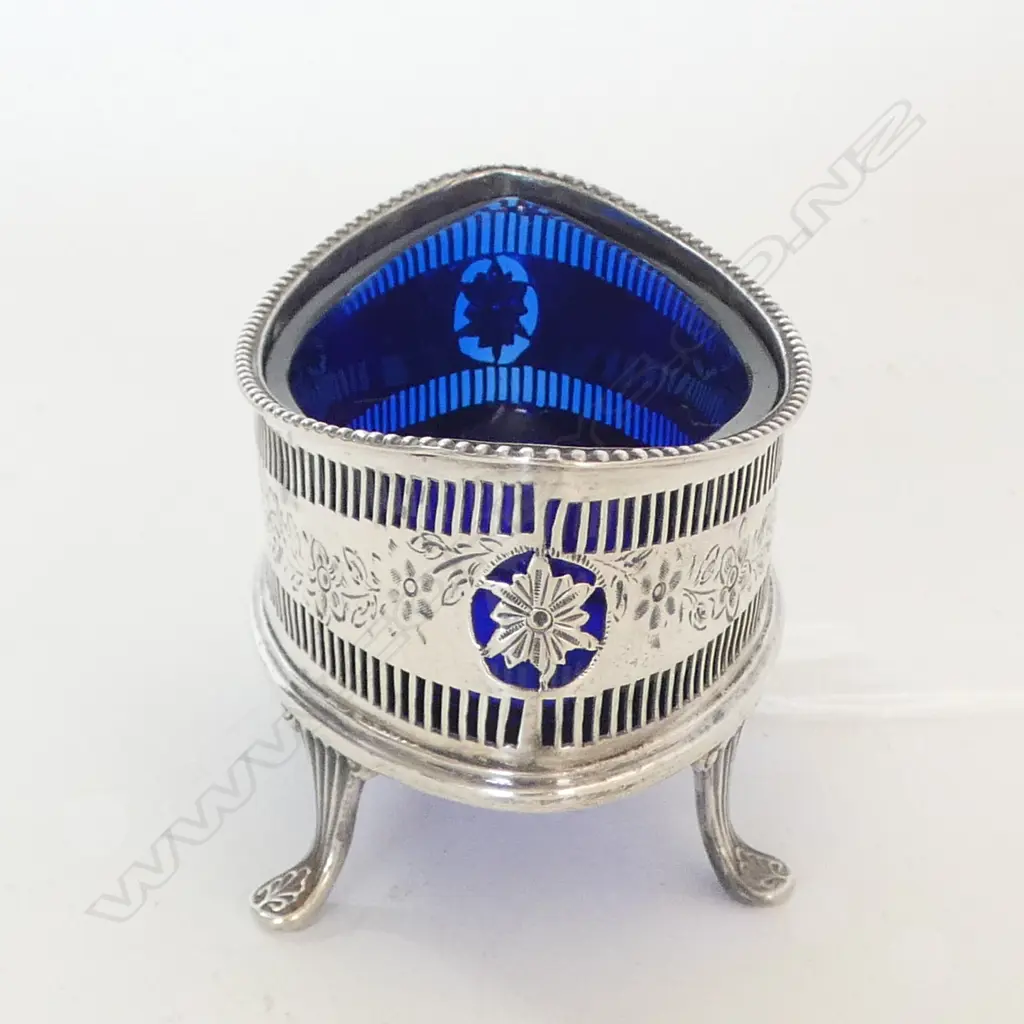VICTORIAN S/SILVER SALT PIERCED DECORATION ORIGINAL BLUE GLASS LINER BIRMINGHAM 1887 SILVER WIEGHT 60GMS Image 1++