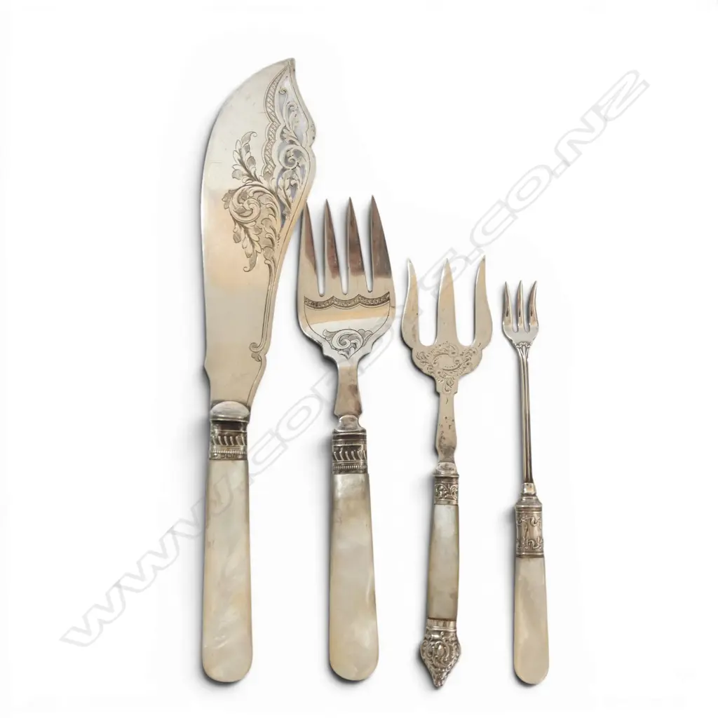 4 MOP HANDLED S/SILVER COLLARED TABLE SERVING CUTLERY PCS Image 1++