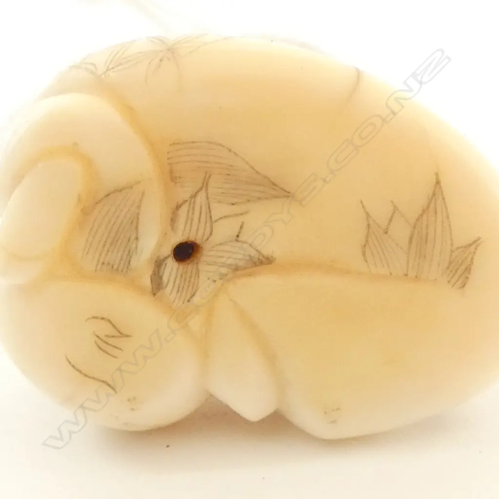 JAPANESE CARVED IVORY NETSUKE of a seated man  Image 1++