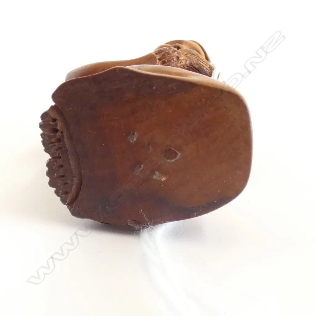 JAPANESE WOODEN CARVED NETSUKE kneeling woman washing her hair. Signed Image 1++