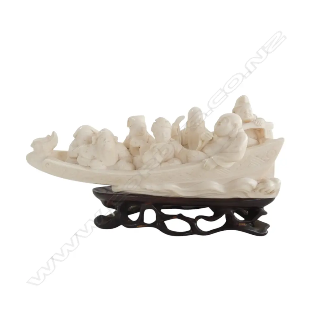 ORIENTAL CARVED IVORY SEVEN FIGURES IN A BOAT + WOODEN STAND L.145mm Image 1++
