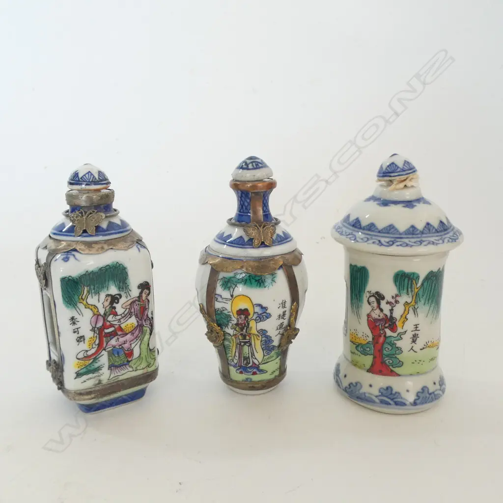 THREE FAMILLE ROSE RETICULATED SNUFF BOTTLES 90MM (H) EACH  Image 1++