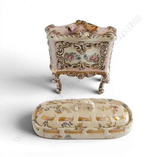 ITALIAN MAJOLICA CHINA DRESSINGTABLE BOX H190 & SUARGIMMINES LIDDED BOX L210MM