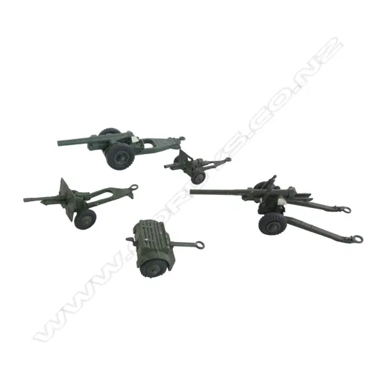4 DINKY ARTILLERY PIECES + AMMUNITION TRAILER L.130mm