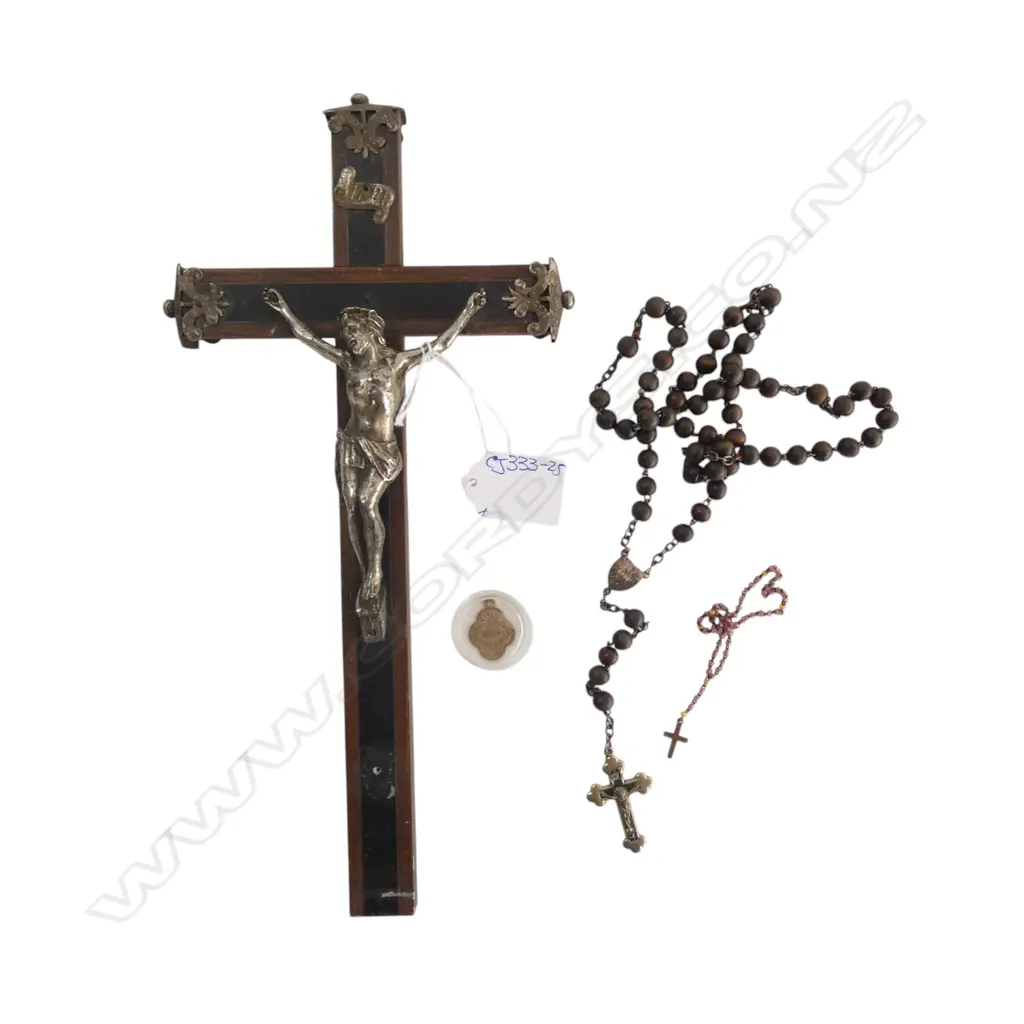 COLLECTION OF RELIGIOUS ITEMS; ROSARY, SMALL CROSS & PENDANT Image 1++
