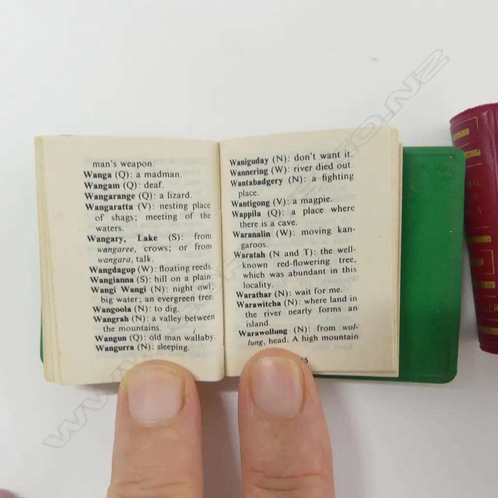 2 LILLIPUT BOOKS ON ABORIGINAL AUSTRALIA  Image 1++