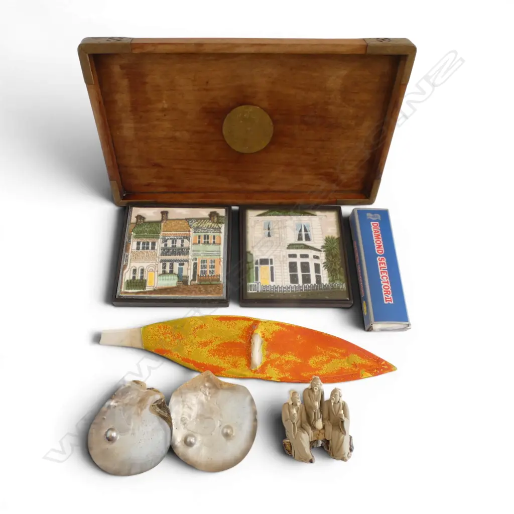 8 ITEMS; ORIENTAL WOODEN TRAY W.420mm, MUDMEN, 2 TILES, 2 MoP SHELLS, DIAMOND SELECTOR, STUDIO CERAMIC PIECE Image 1++