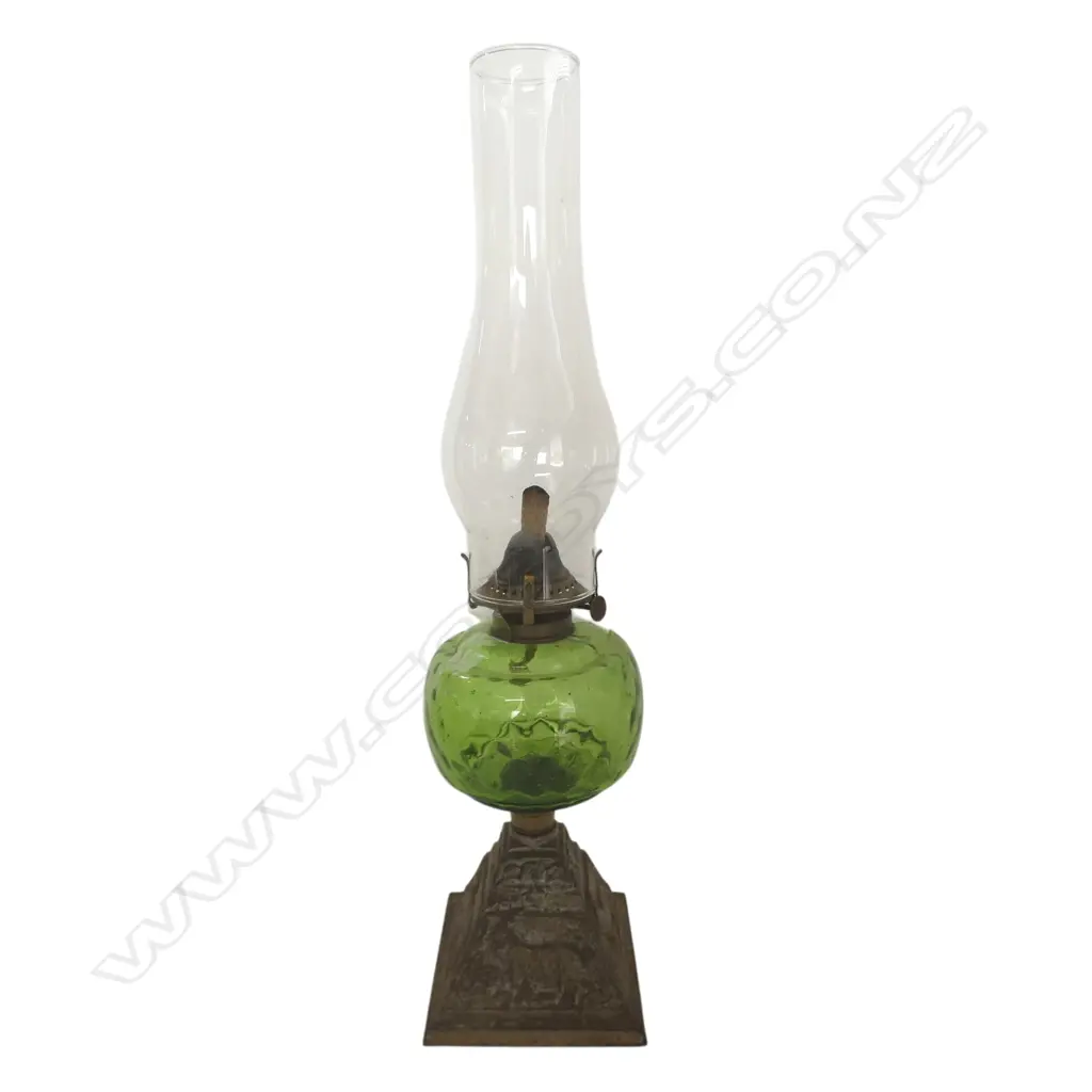 VINTAGE GREEN GLASS KEROSENE LAMP Image 1++