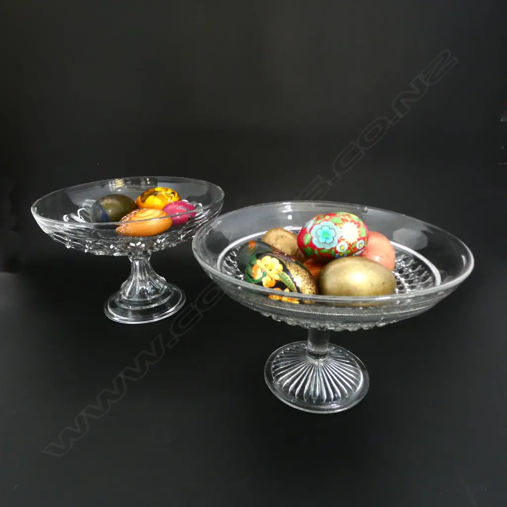 2 EDWARDIAN CLEAR GLASS COMPORTS DIA250 & COLLECTION OF 13 WOOD & HAND PAINTED EGGS Image 1++