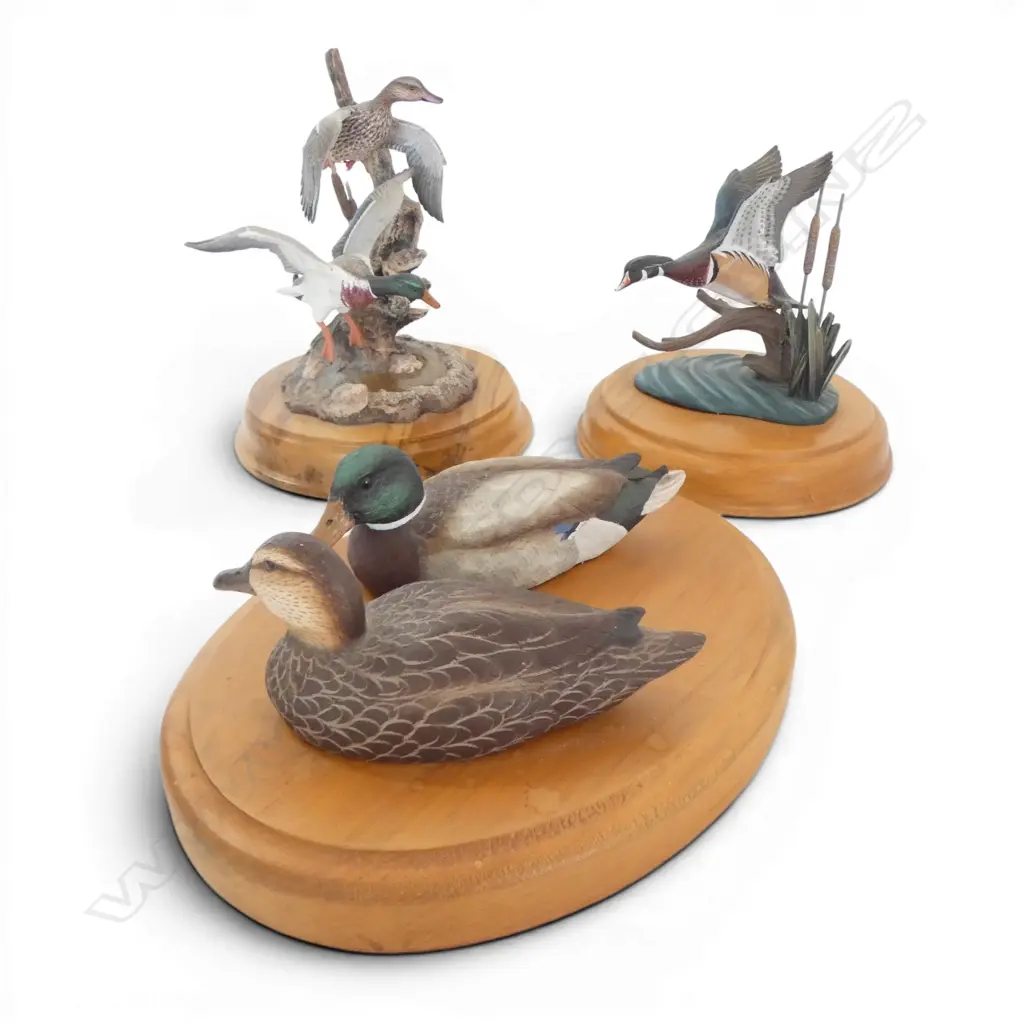 3 RESIN DUCK SCULPTURES H.200mm Image 1++