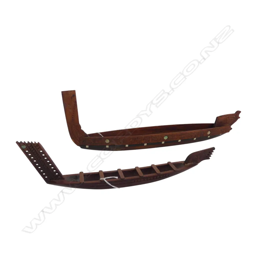 MODEL MAORI WAKA needs some attention, old glue to base L.510mm + MODEL CANOE faults Image 1++
