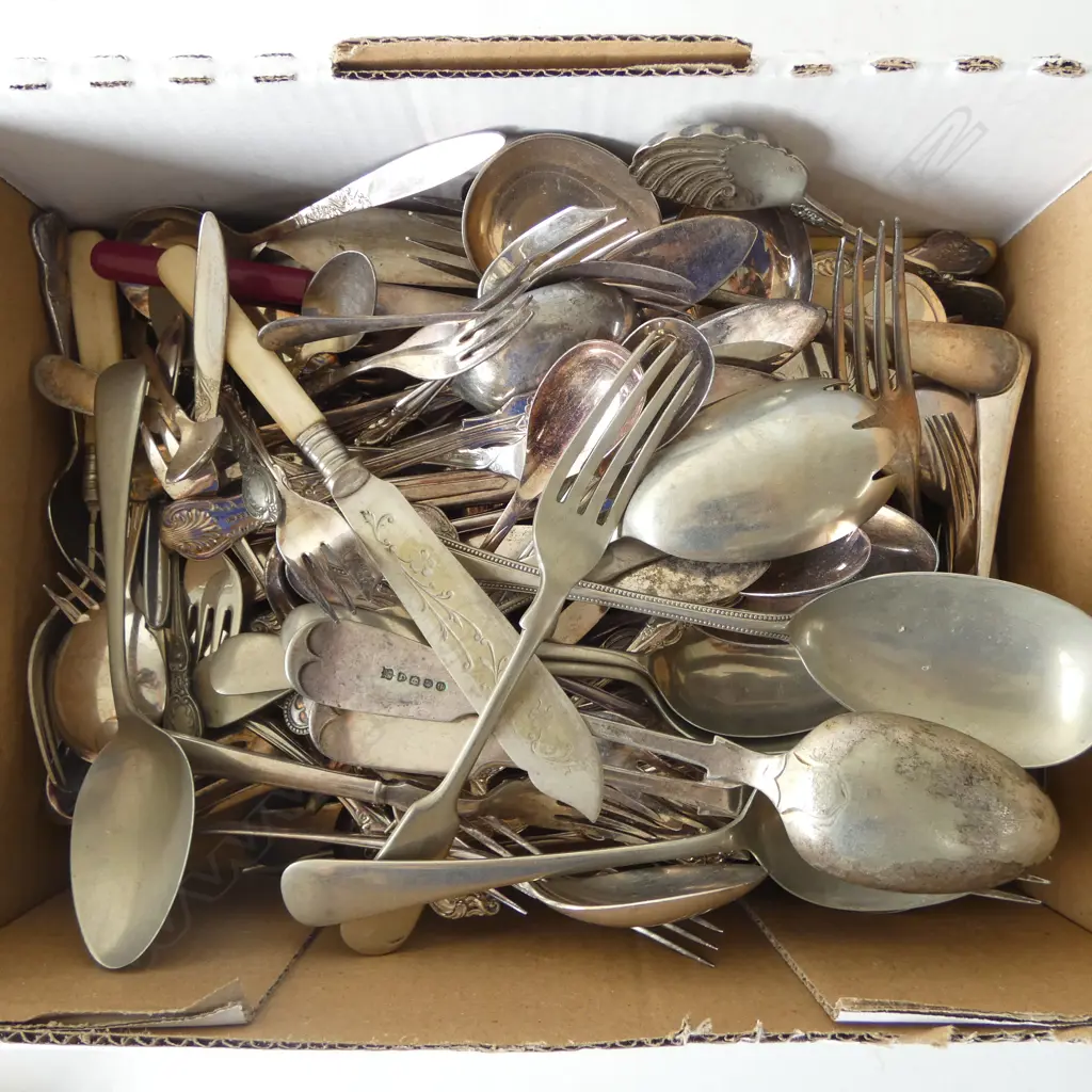 BOX OF MIXED CUTLERY Image 1++
