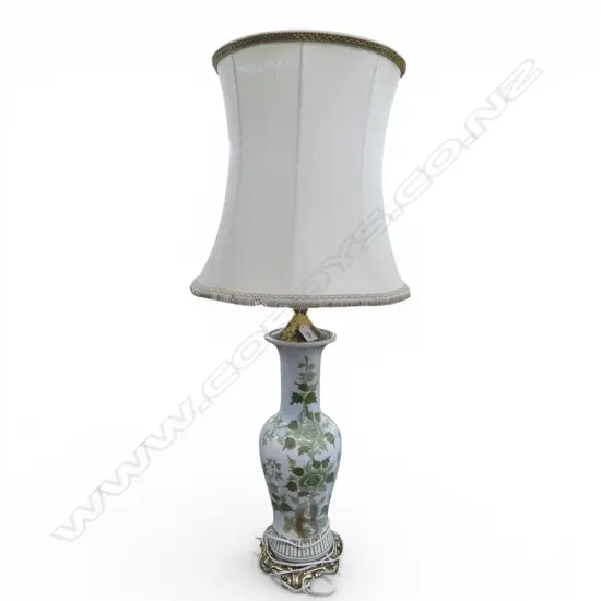 DECORATIVE WHITE CHINA ORIENTAL TABLE LAMP ON BRASS BASE H910MM