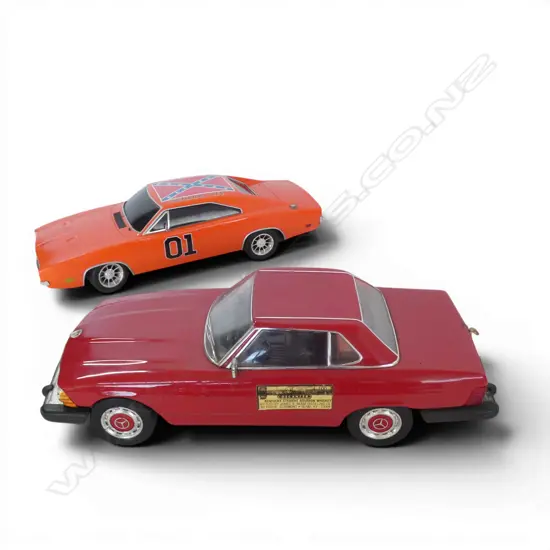 2 VINTAGE MODEL CARS DUKES OF HAZARD L320MM & MERCEDES L320MM