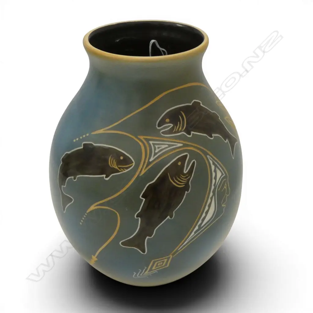 CONTEMPORARY IROQUIOS CANADIAN POTTERY VASE WITH FISH AND CORN DECORATION H. 250mm Image 1++