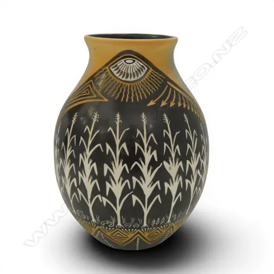 CONTEMPORARY IROQUIOS CANADIAN POTTERY VASE WITH FISH AND CORN DECORATION H. 250mm