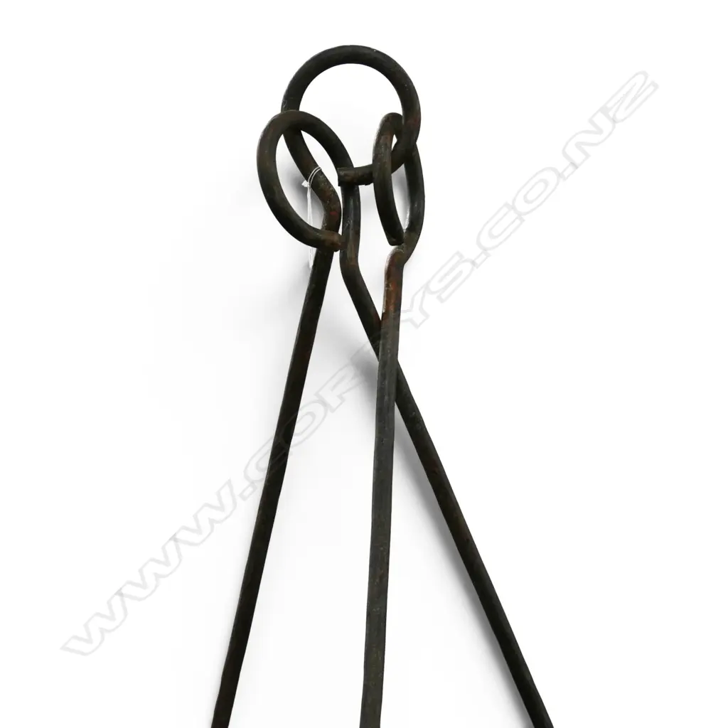 LG CAST IRON 3 PCE FIRE TRIPOD L.1800mm Image 1++