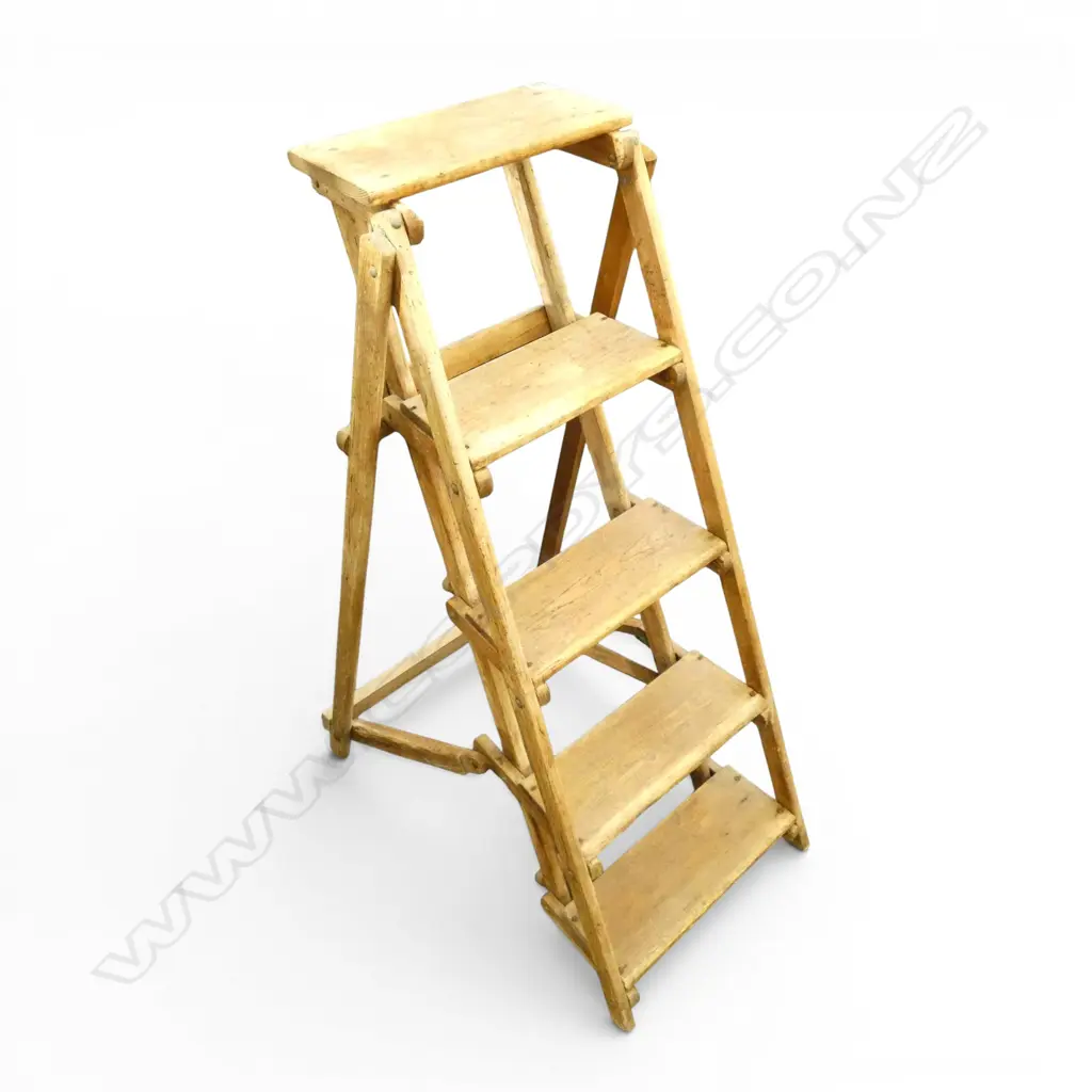 WOODEN STEP LADDER H.1210mm Image 1++
