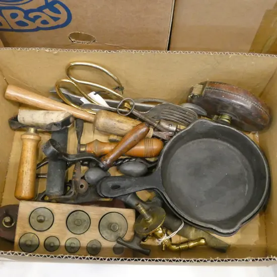 ASST. TOOLS & COLLECTIBLES Incl. 2 CAST IRON SKILLETS L.250mm, BARREL TAPS & OTHER COLLECTIBLES