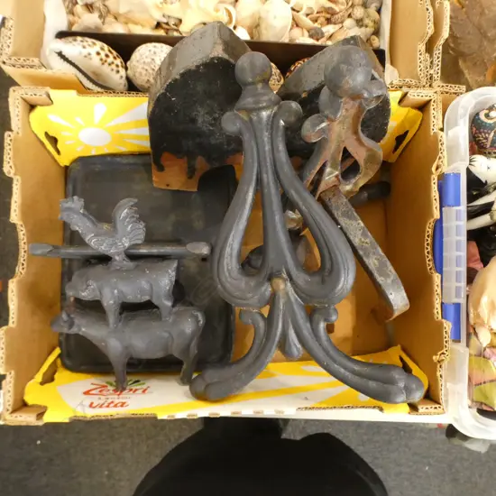 3 PCES CAST IRON; SHOE SCRAPER, PR FIRE DOGS, ROOSTER ON PIG ON COW H.210mm + 1 PCE POTTERY GARDEN EDGING