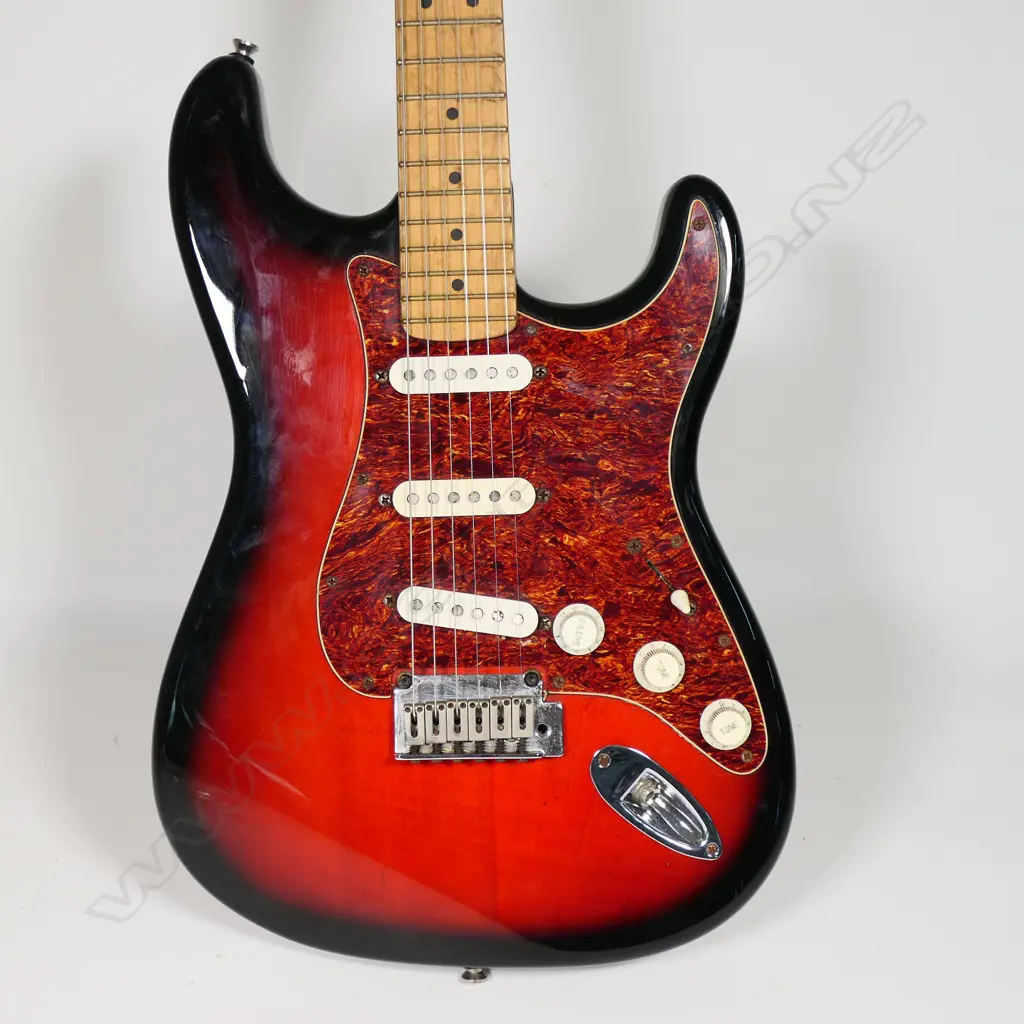 SQUIER STRATOCASTER ELECTRIC GUITAR L.1000mm Image 1++