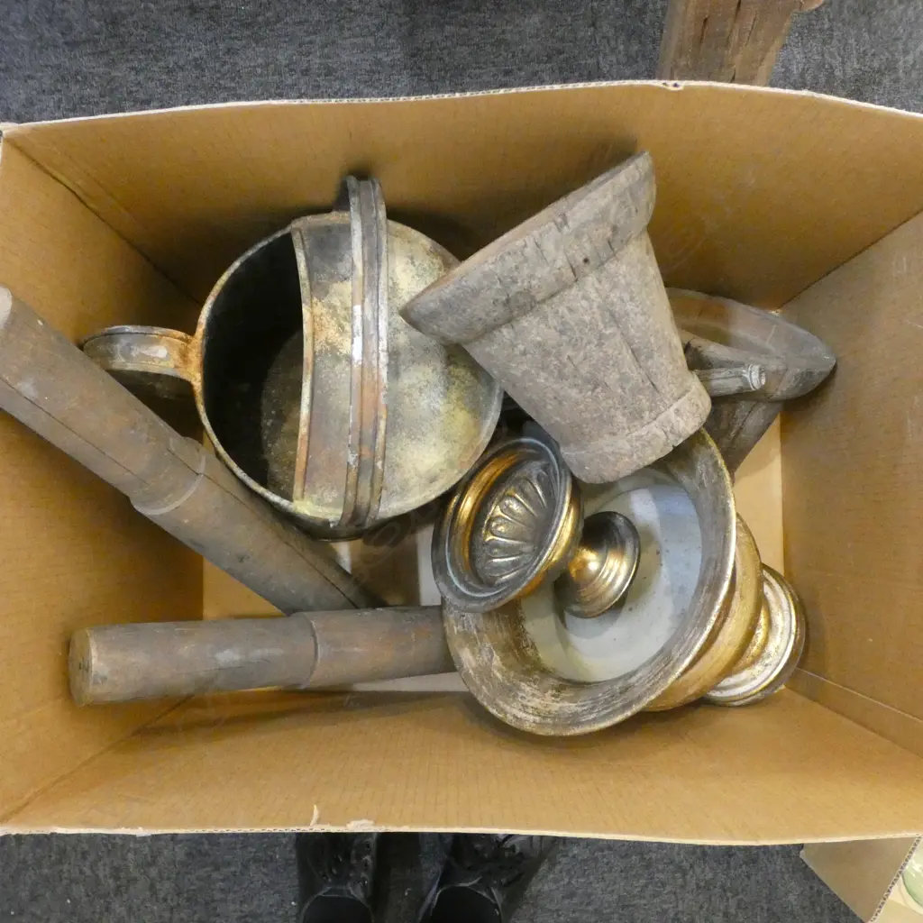 WEATHERED LOOK WATERING CAN, 2 URNS & 2 POUNDERS  Image 1++
