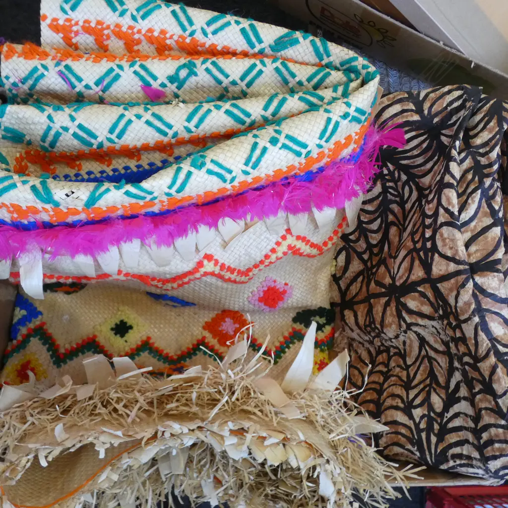 TAPA CLOTH SECTION + WOVEN MAT  Image 1++