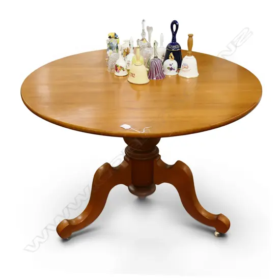 19thC NZ COLONIAL KAURI DINING TABLE ON CASTORS H.730mm. Dia.1040mm. Circular top on substantial column & tripod base