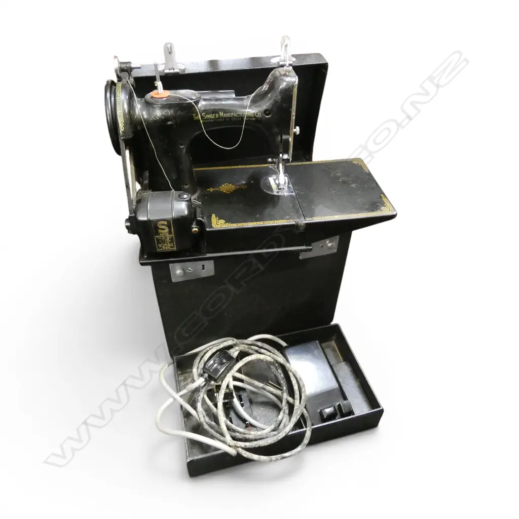 SINGER PORTABLE SEWING MACHINE CAT. C.A.K.6-12 CASED Image 1++