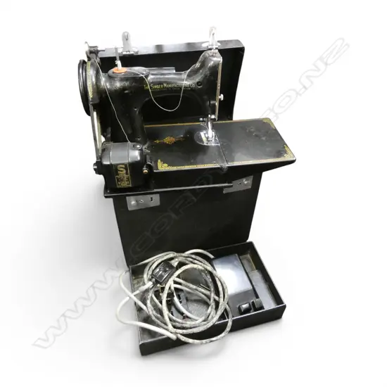 SINGER PORTABLE SEWING MACHINE CAT. C.A.K.6-12 CASED