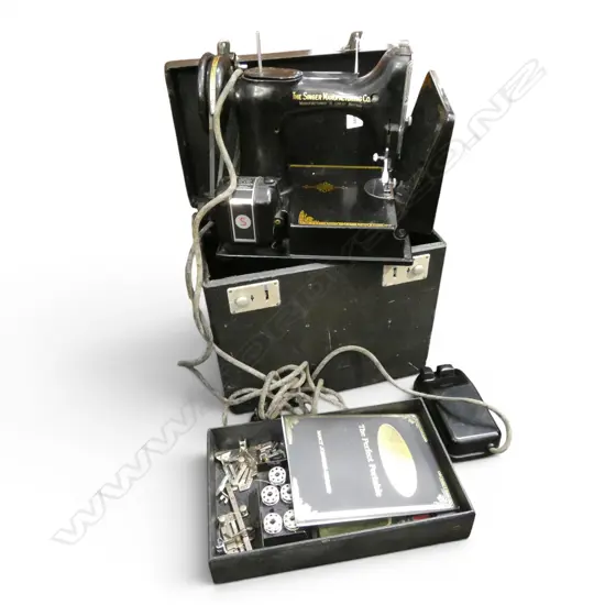 SINGER PORTABLE SEWING MACHINE CAT. C.A.K.6-12 CASED + 2 BOOKLETS & ACCESSORIES
