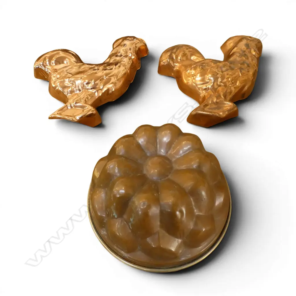 3 COPPER FOOD MOULDS; 2 ROOSTERS + VINTAGE Dia.225mm Image 1++